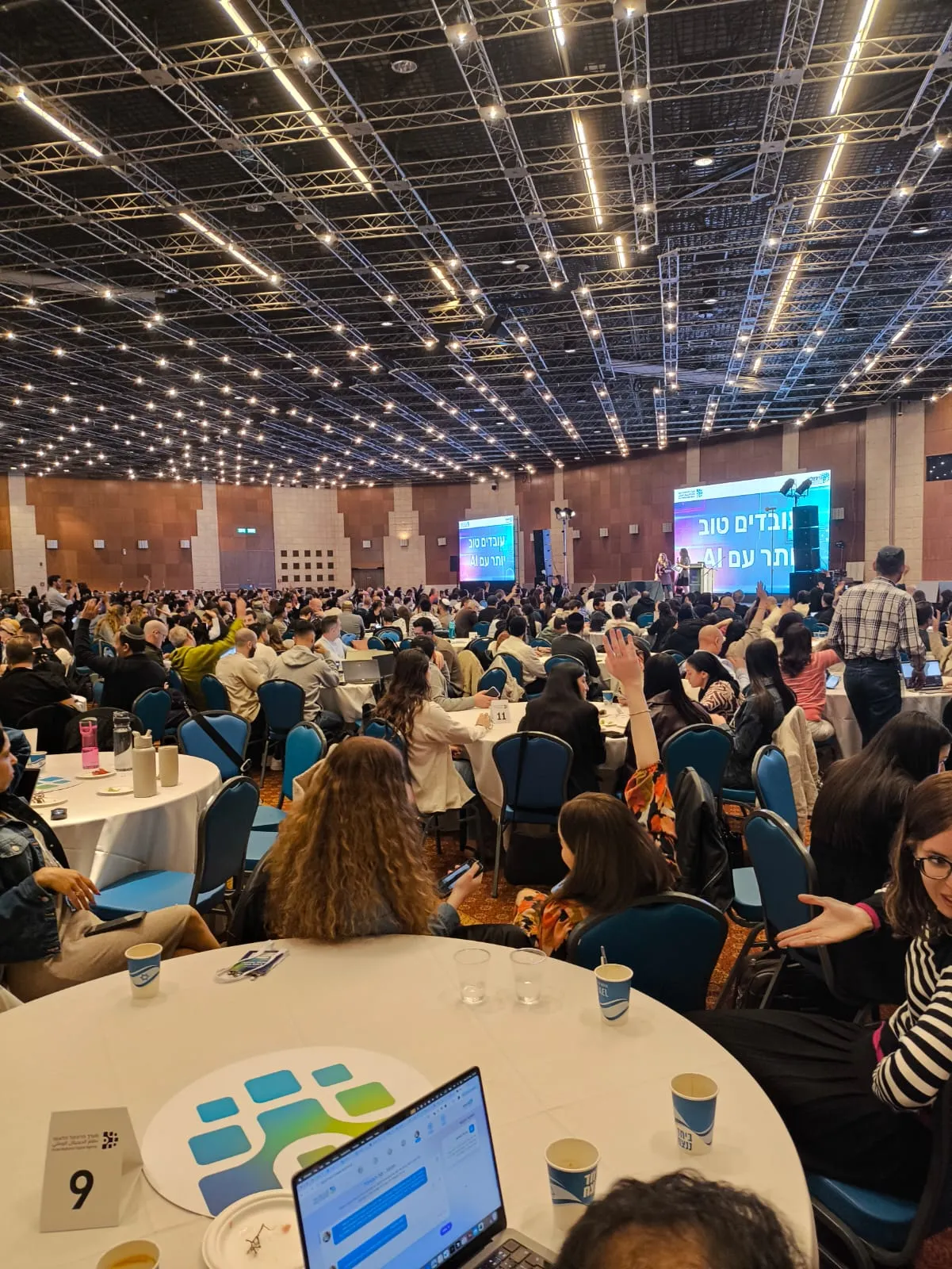 צוות משתתפים עובד יחד בהאקתון AI של Hands On AI